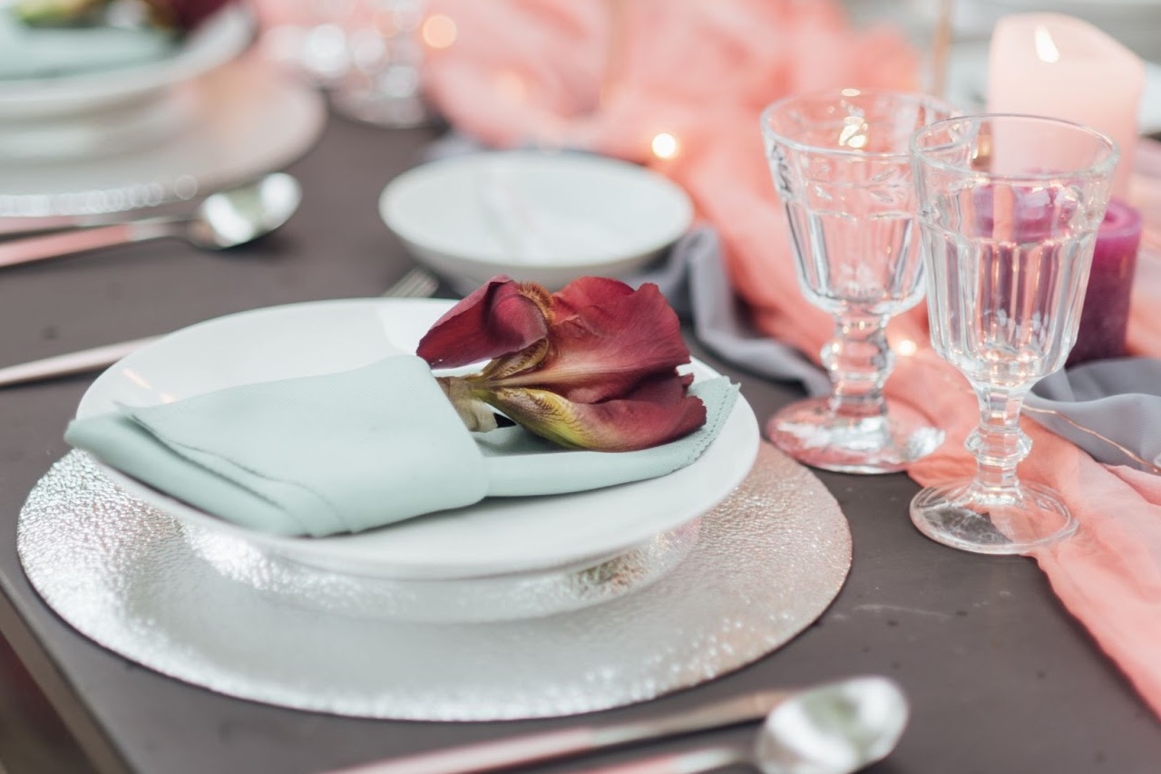 A wedding table dressed with pink and red hues